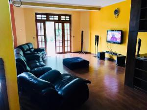 TV a/nebo společenská místnost v ubytování Villa Familia
