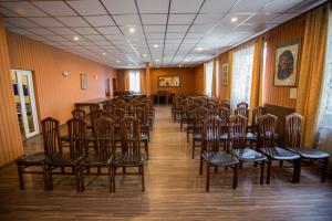 una habitación con un montón de sillas y un bar en Hotel Granada en Ostrów Wielkopolski
