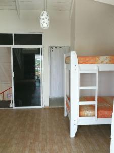 Zimmer mit 2 Etagenbetten und einer Glasschiebetür in der Unterkunft Edificio Santa Catalina 602 in San Andrés