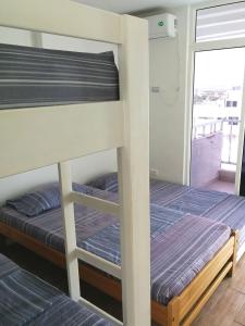 two bunk beds in a room with a window at Edificio Santa Catalina 602 in San Andrés