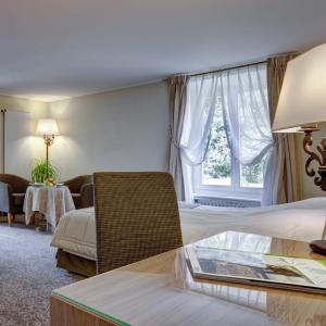 una camera d'albergo con un letto e una finestra di Résidence Les Sources des Alpes a Leukerbad Altre 37 foto