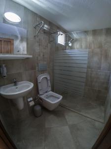 a bathroom with a toilet and a sink at Midas Pension in Dalyan