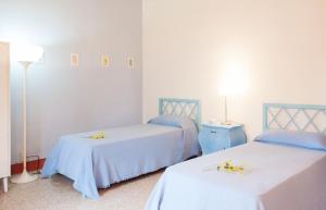 - une chambre avec 2 lits avec des draps bleus et des fleurs jaunes dans l'établissement Agriturismo Tenuta Vallelunga, à Guasticce