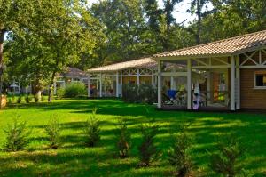 ラカノーにあるDomaine de Pitrotの緑の芝生のある広い庭のある家