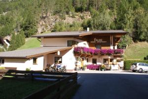 a building with flowers on the side of it at Haus Falke in Sölden