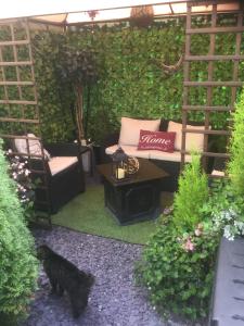 En trädgård utanför Brookside Hotel & Restaurant ,Suitable for Solo Travelers, Couples, Families, Groups Education trips & Contractors welcome