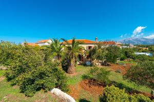 uma vista aérea de uma casa com palmeiras em Apartment A&T Countryside em Cilipi