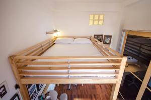 ボローニャにあるMinzoni Apartmentのベッドルーム1室(木枠のベッド1台付)