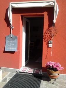 una entrada a un edificio con una maceta de flores en B&B Casa Cantoniera en Como