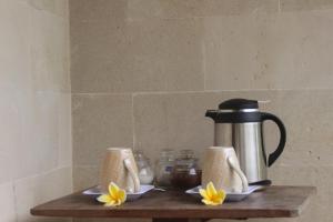 Příslušenství pro přípravu čaje a kávy v ubytování Ubud Rooms B&B