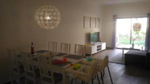 アルブフェイラにあるApartamento luxo e sossegoのリビングルーム(ダイニングテーブル、椅子付)