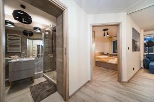 Posteľ alebo postele v izbe v ubytovaní Apartament Bujwida od WroclawApartament-pl