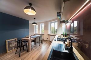 Kuchyňa alebo kuchynka v ubytovaní Apartament Bujwida od WroclawApartament-pl + 9 fotografií