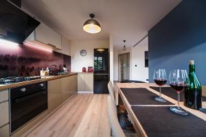 Kuchyňa alebo kuchynka v ubytovaní Apartament Bujwida od WroclawApartament-pl