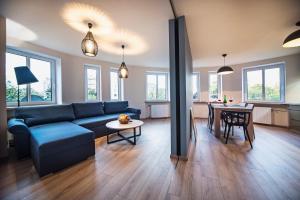 弗次瓦夫的住宿－Apartament Bujwida od WroclawApartament-pl，客厅配有蓝色的沙发和桌子