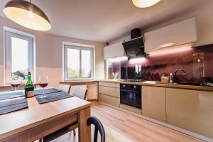 Kuchyňa alebo kuchynka v ubytovaní Apartament Bujwida od WroclawApartament-pl