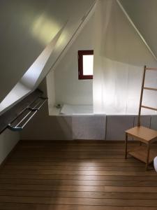Habitación pequeña con cama en el ático en La Closerie en Orvaux