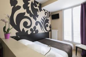 A bed or beds in a room at Hotel Bastille