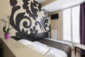 1 dormitorio con 1 cama con pared en blanco y negro en Hotel Bastille Secret, en París