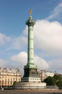 eine Statue auf einem Denkmal vor einem Gebäude in der Unterkunft Hotel Bastille in Paris