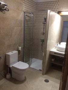 A bathroom at Casa El Volaero