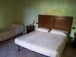 ein Schlafzimmer mit 2 Betten und einer Lampe auf einem Tisch in der Unterkunft B & B Dei Nobili in Bitetto