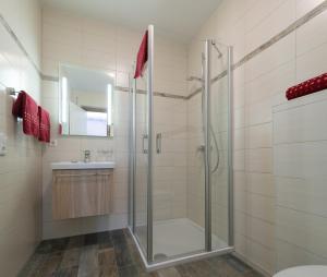 
a bathroom with a shower, toilet, and sink at Anitas Altstadtpension in Kelheim
