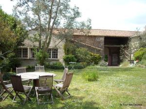 a table and chairs in the yard of a house at La Tour des Laudes in Breuil-Barret