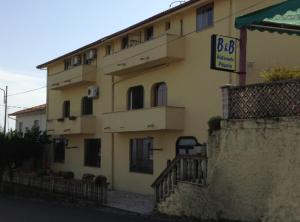 un edificio con un cartello sul lato di La Conca D'oro ad Altomonte