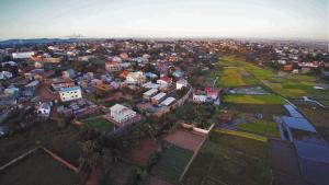 una vista aérea de una ciudad con casas y árboles en Chez Jeanne Auberge, en Talata-maty