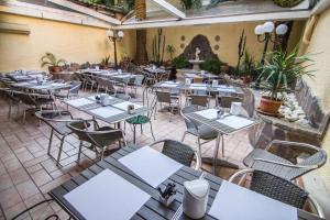 Reštaurácia alebo iné gastronomické zariadenie v ubytovaní Hotel Verona Rome