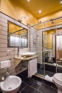 Kúpeľňa v ubytovaní Hotel Verona Rome + 35 fotografií