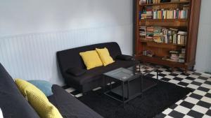 sala de estar con sofá y estante para libros en Saint-Ay sur la route des châteaux en Saint-Ay