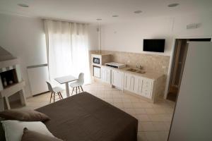 una camera con letto e una cucina con tavolo di Room 56 a Bari
