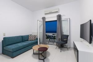 イエラペトラにあるMetaxakis Home. 2のリビングルーム(青いソファ、テーブル付)