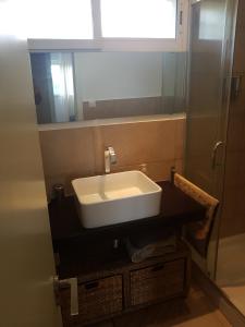 a white sink in a bathroom with a mirror at Domus Valencia Apartamentos Casa con piscina privada a 30 minutos de Valencia in Turís