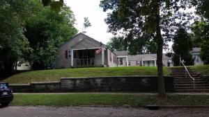 印第安納波利斯的住宿－1551 Sturm Ave，前面有美国国旗的房子
