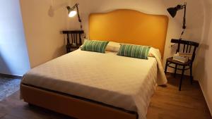 ein Schlafzimmer mit einem großen Bett mit zwei grünen Kissen in der Unterkunft D'home29 in Neapel