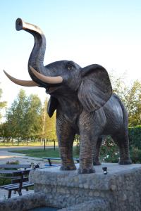 una estatua de un elefante con su tronco en el aire en Hostel Korona, en Verbovatovka