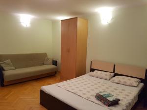 モスクワにあるОднокомнатная квартира на М. Проспект Мираの小さなベッドルーム(ベッド1台、ソファ付)