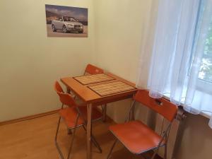モスクワにあるОднокомнатная квартира на М. Проспект Мираの車の写真を撮影した客室内の小さなテーブルと椅子