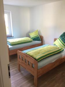 2 Einzelbetten in einem Zimmer mit Fenster in der Unterkunft Apartment Hannover / Messe in Hannover