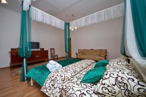 キーウにあるЛютеранская 4のベッドルーム1室(緑の枕が付いたベッド1台付)