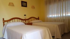 Łóżko lub łóżka w pokoju w obiekcie Hotel La Costera