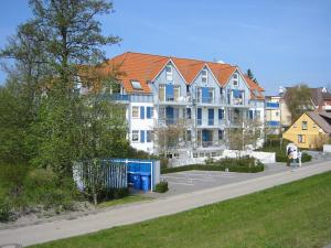 eine Reihe von Häusern in einer Stadtstraße in der Unterkunft Boddenblick Zingst - Ostseebad - Fischland Darß - 18374 in Zingst