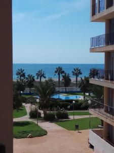 Blick auf den Strand vom Balkon eines Resorts in der Unterkunft Apartamento Almerimar primera linea de playa in Almerimar