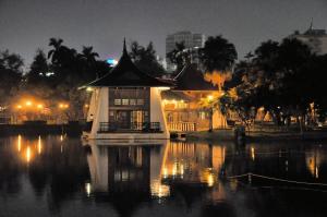 ein Haus auf dem Wasser in der Nacht in der Unterkunft Marshal Hotel Taichung名帥大飯店 in Taichung