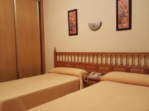Łóżko lub łóżka w pokoju w obiekcie Hotel La Costera