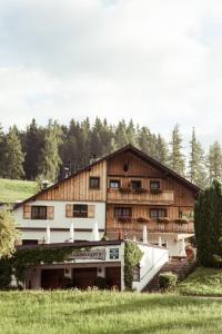 un grande edificio in legno in mezzo a un campo di Frühstückspension Windlegern a Neukirchen