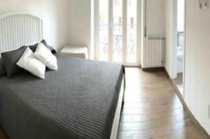 una camera da letto con un grande letto con cuscini sopra di La casa di Alice a Roma